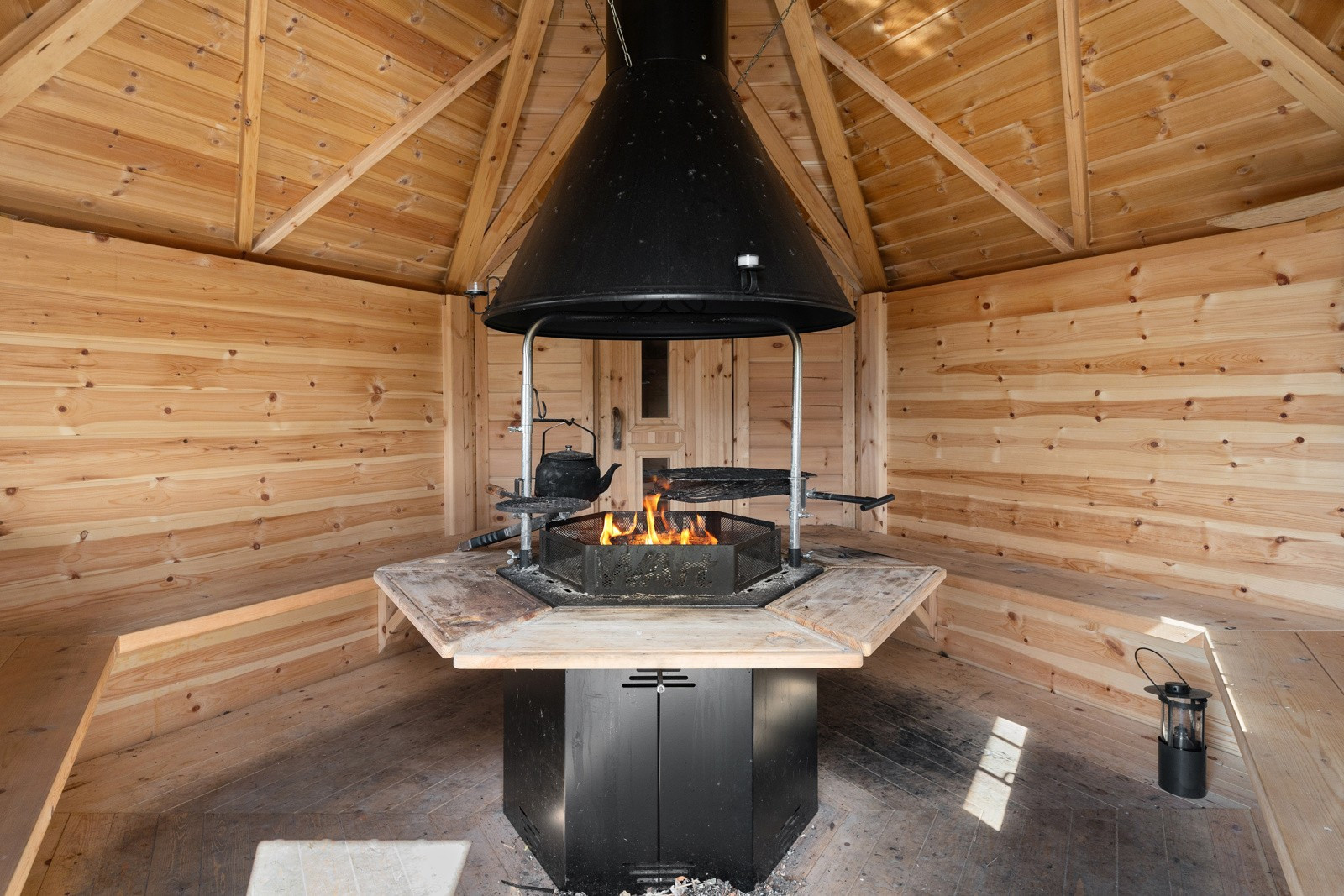 Grillhytta har sittebenker og bålplass