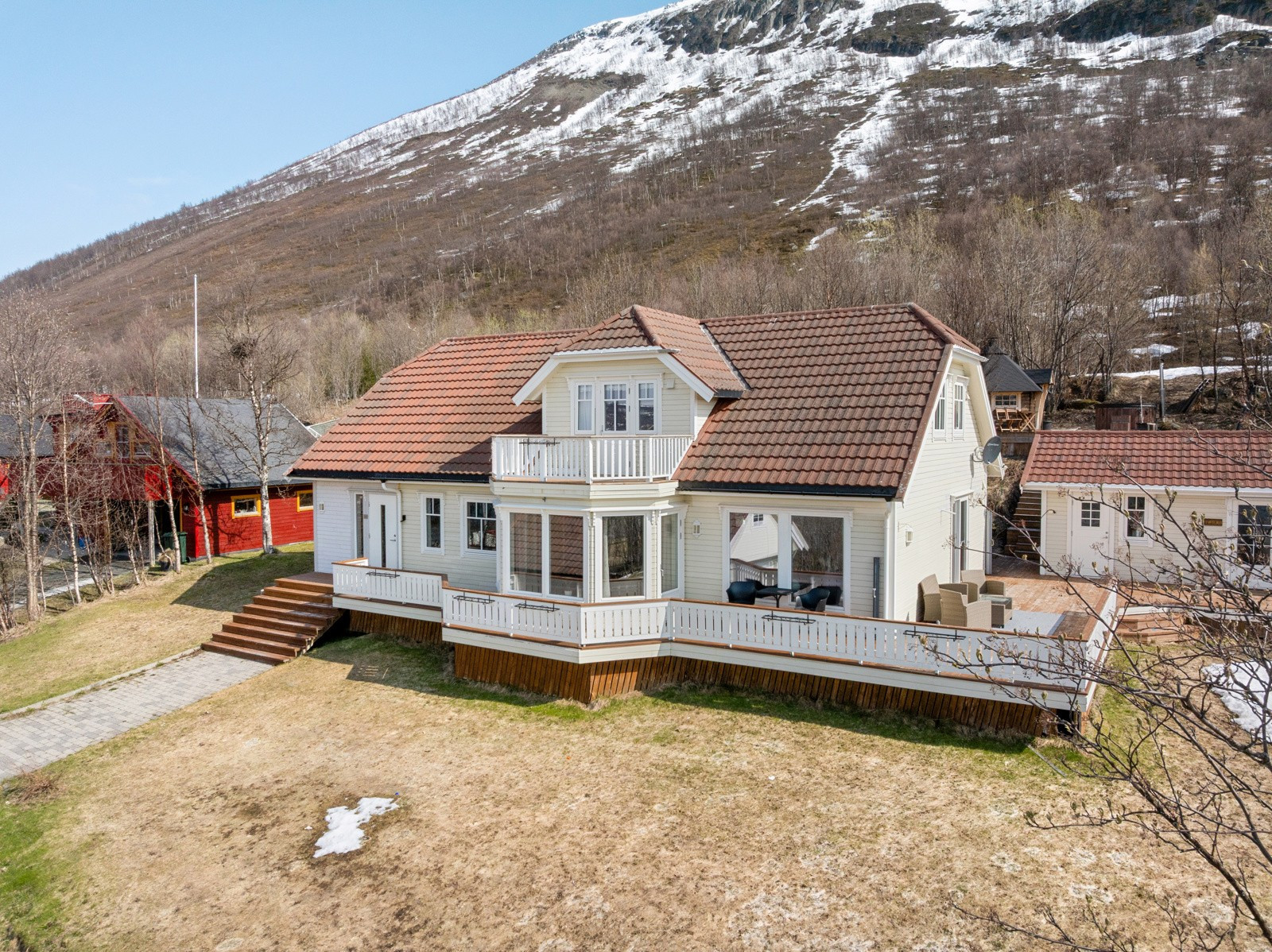 Boligen har en idyllisk beliggenhet i et landlig og barnevennlige omgivelser.