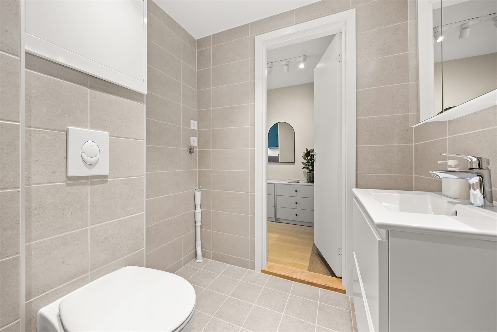 Badet har flislagt overflater og varmekabler i gulv - Praktisk med opplegg for vaskemaskin/tørketrommel Galleribilde