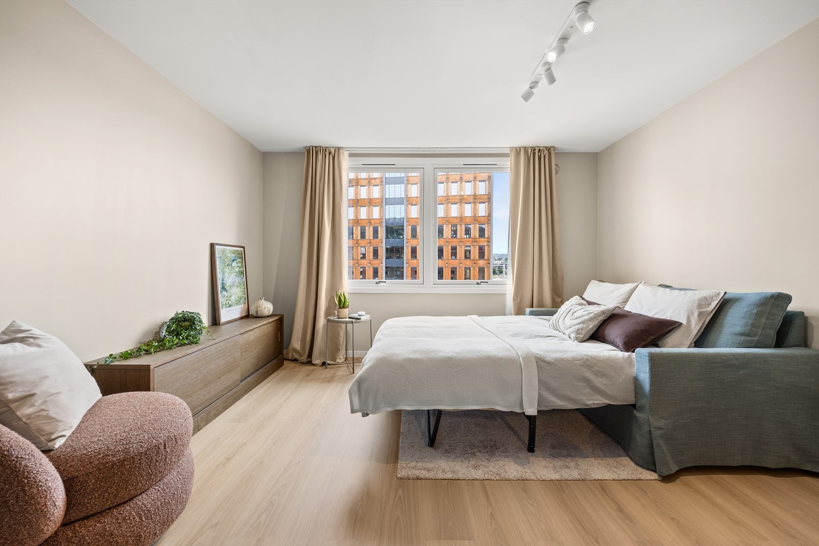 Stuen gir god plass for sovesofa som kan slås ut Galleribilde