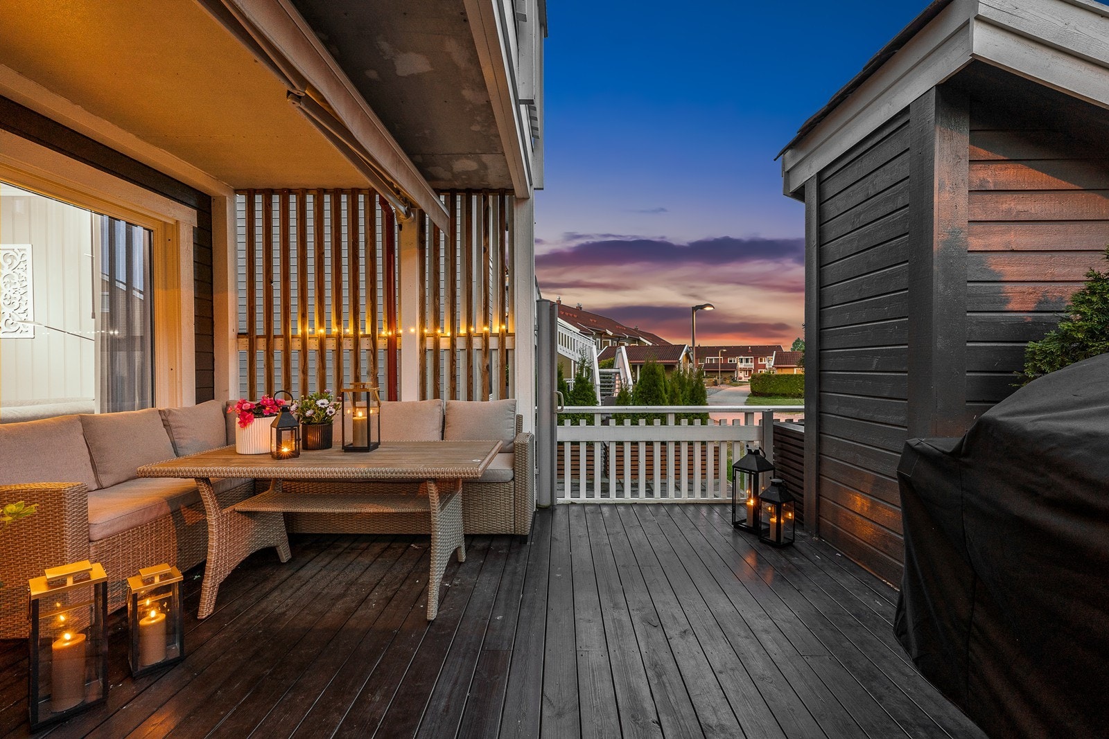 Terrassen har gode forhold, og det er god plass for utemøblement samt uttak for gassgrill! Galleribilde