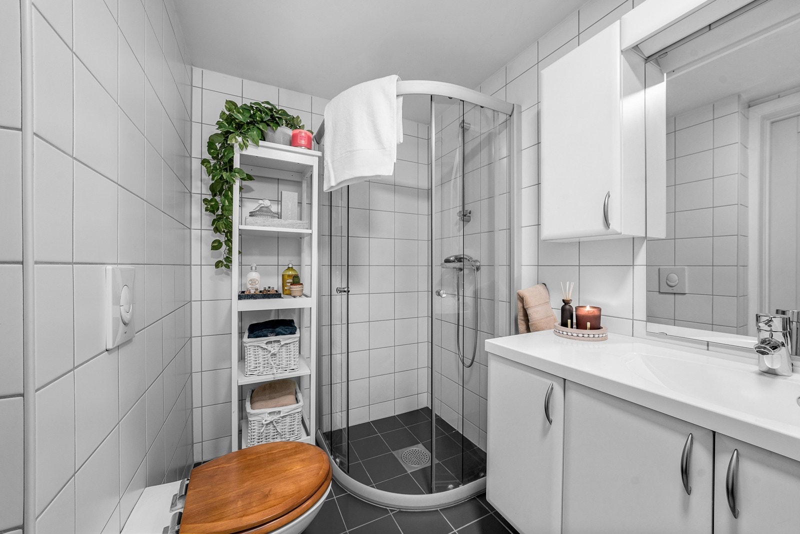 Leiligheten har et tiltalende bad med grå gulvfliser, hvite veggfliser, gulvvarme og balansert ventilasjon! Galleribilde