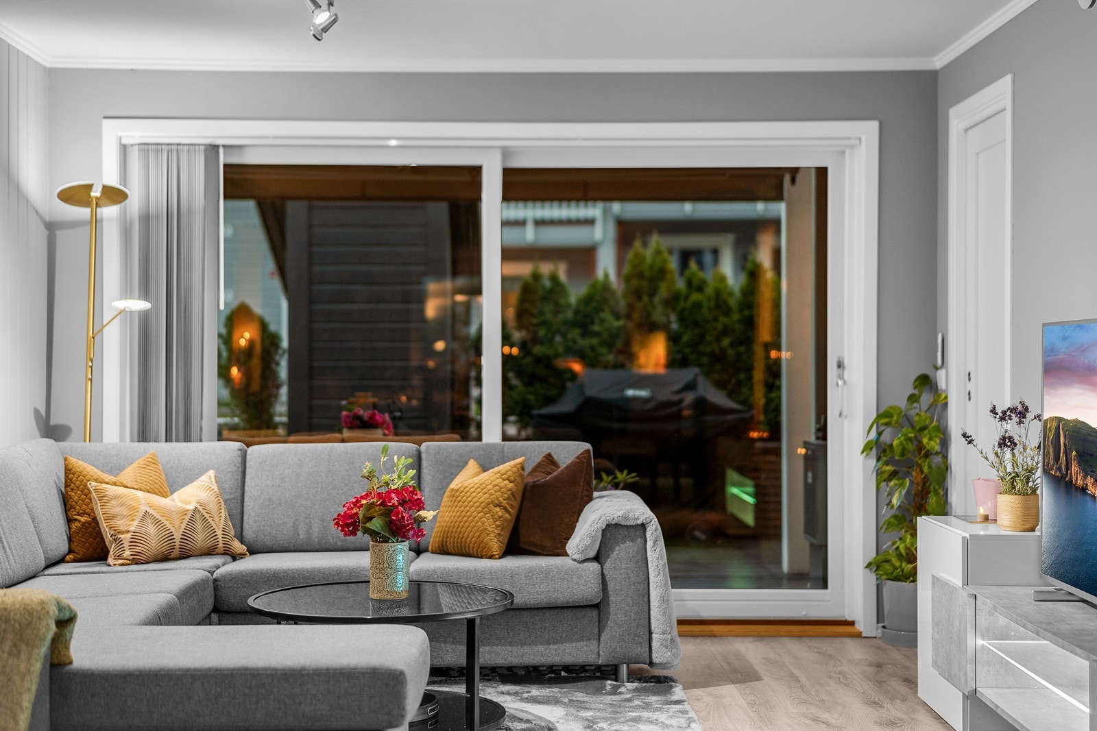 Romslig skyvedør med gode vindusflater fører deg ut til en trivelig uteplass! Galleribilde