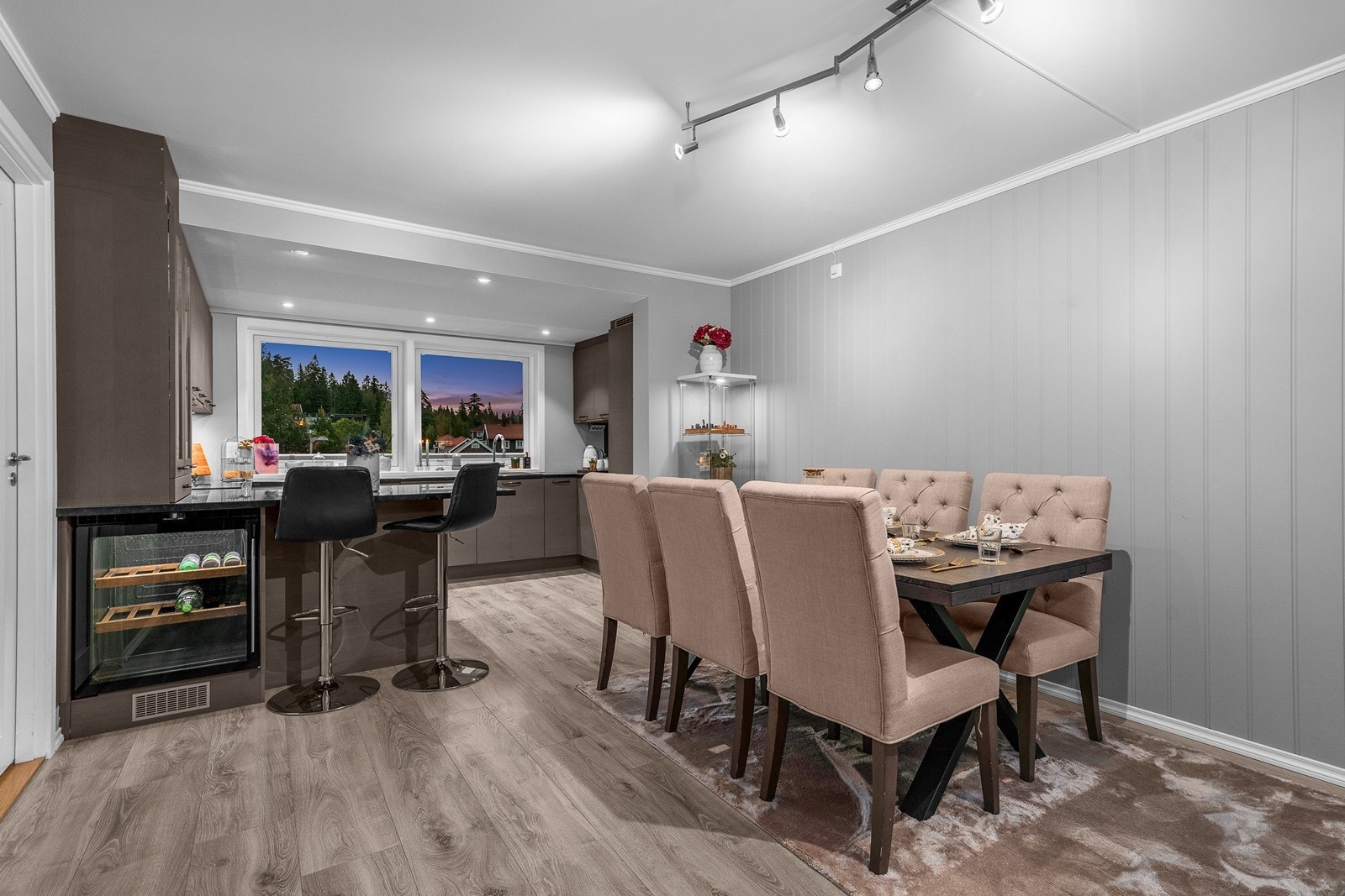 I den ene enden av rommet er det montert en kledelig kjøkkeninnredning, og det er plass til et stort spisebord i rommet! Galleribilde