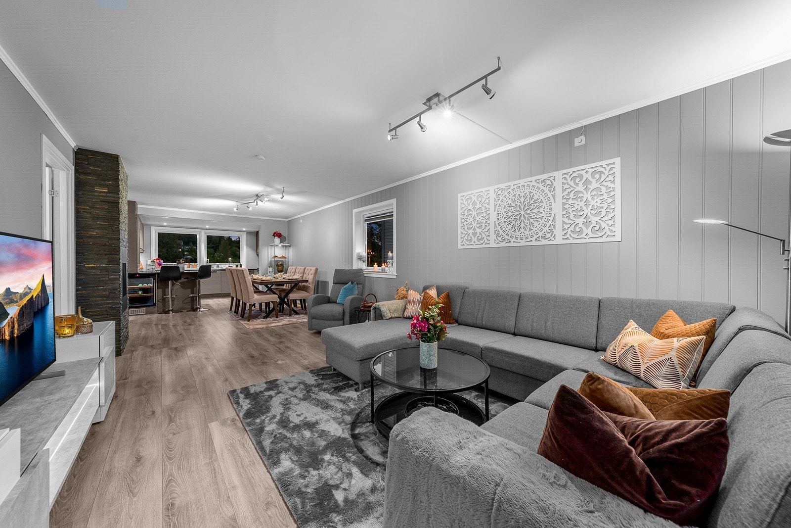 Leiligheten har appetittlige fargevalg. Det er innbydende stue med åpen kjøkkenløsning og et lekkert, Sigdal-kjøkkeninnredning er montert! Galleribilde