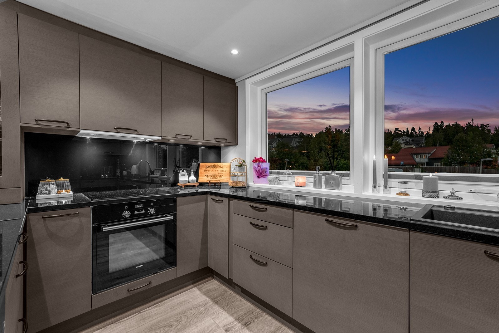 Stilren kjøkkeninnredning og gode vindusflater med hyggelig utsyn mot nærområde! Galleribilde