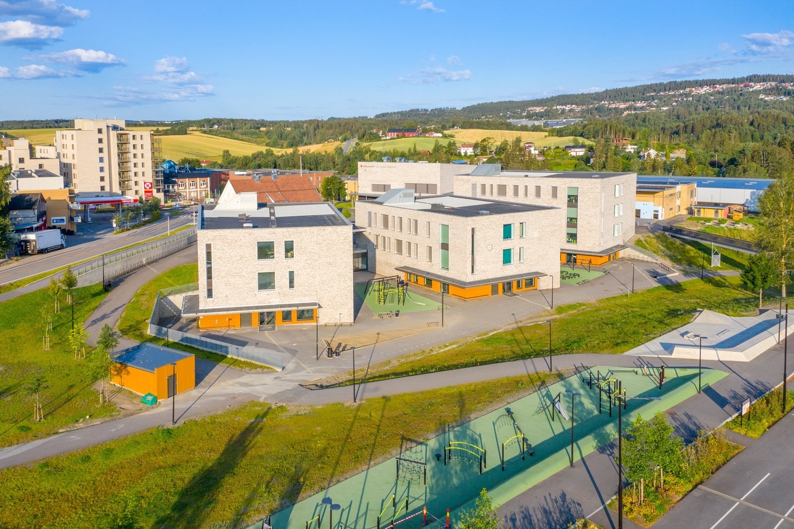 Fra eiendommen er det ca. 3,5 km til Frogner barne- og ungdomsskole, som var ny i høsten 2016! Galleribilde