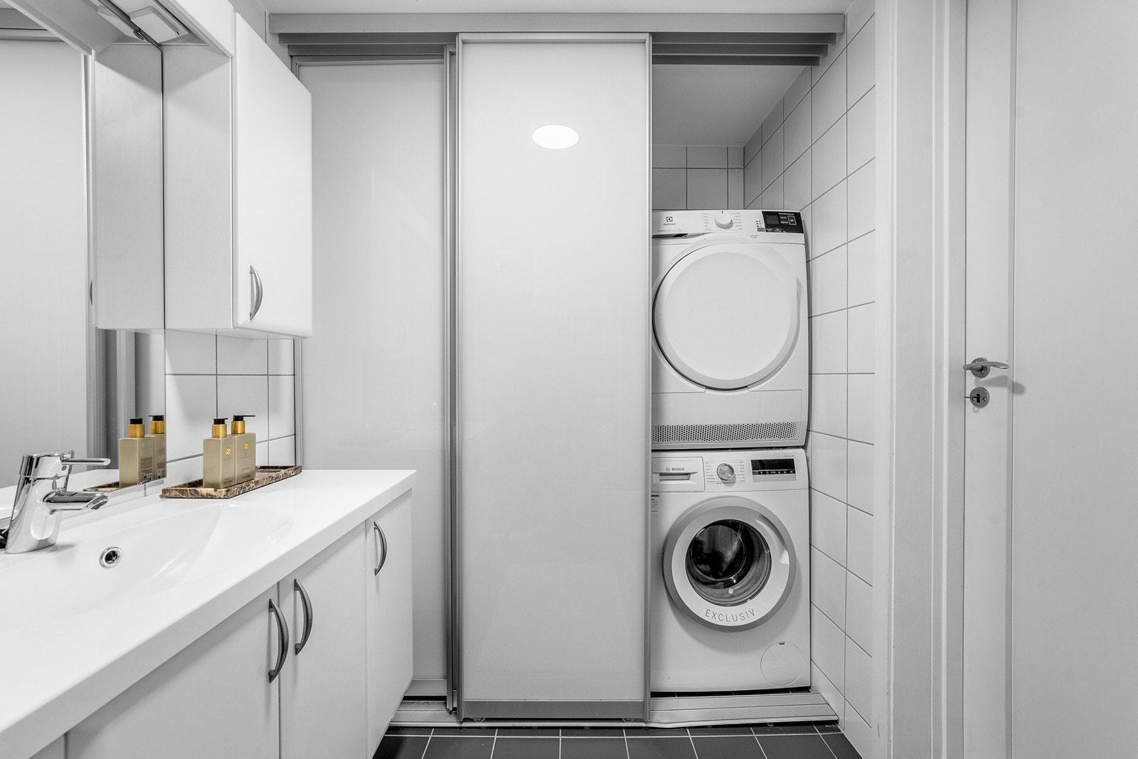 Ubemerket vaskedel med skyvedører foran i baderommet! Galleribilde