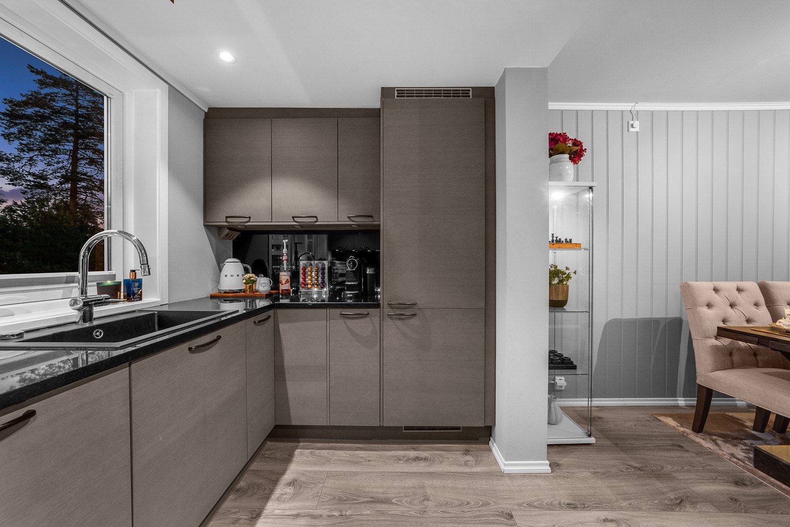 Kjøkkenet har integrert stekeovn, keramisk topp, kombinert kjøl/frys, oppvaskmaskin, vinkjøler og ventilator! Galleribilde