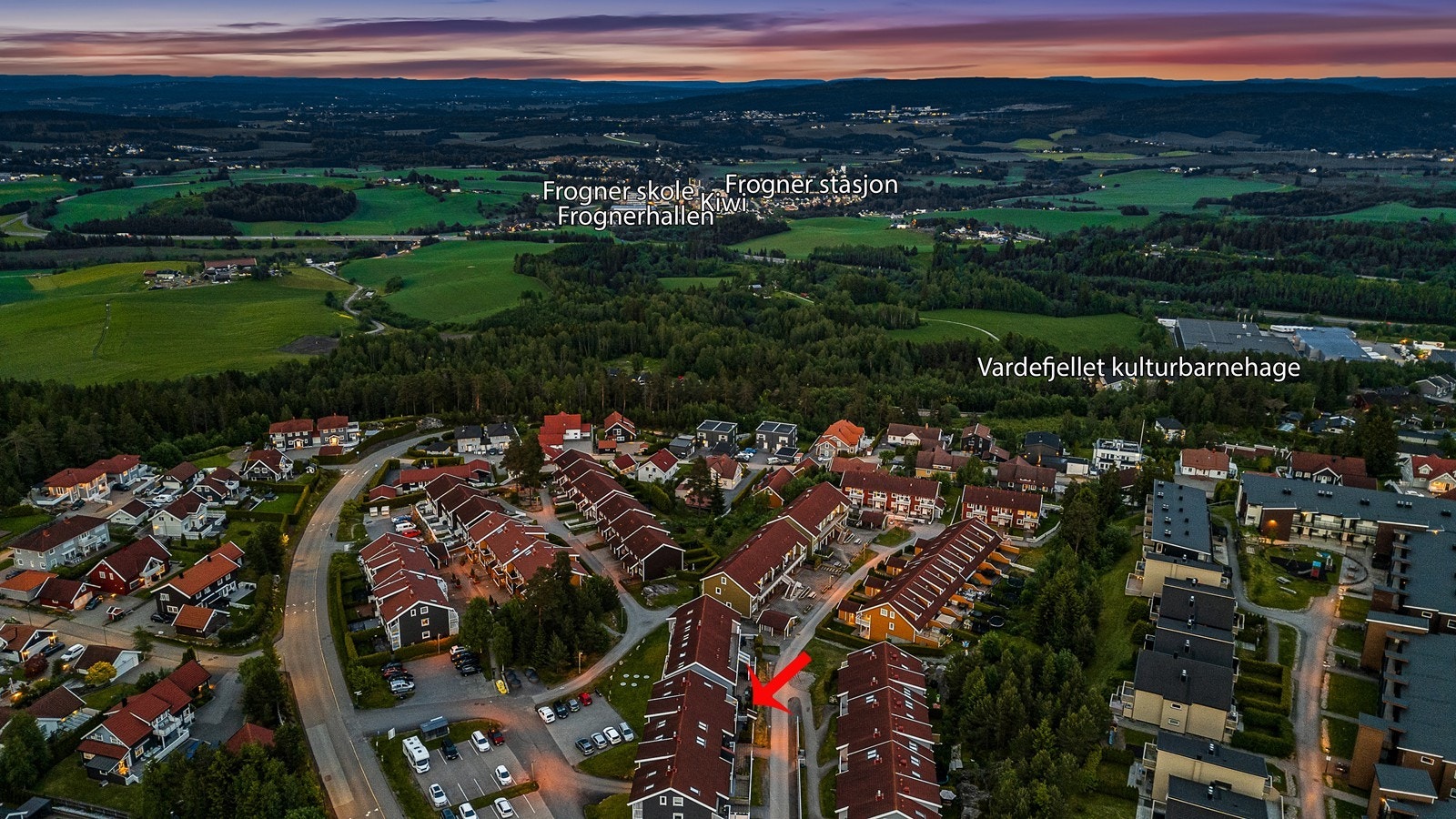 Området har også kort vei til fotballbane, ballbinge, lekeplasser, idrettshall, skiløyper, alpinanlegg, treningssenter med mer! Galleribilde