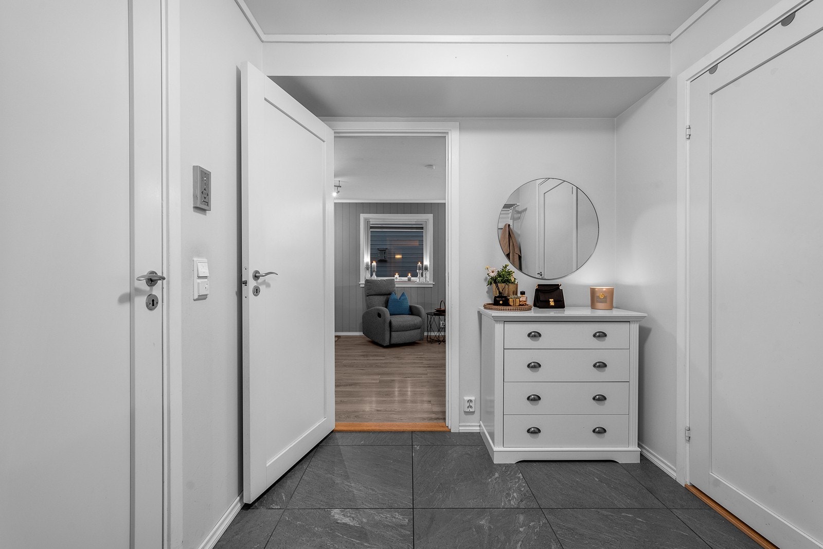 Du ønskes velkommen inn i denne hyggelige entréen med steinfliser på gulv og lysmalte vegger! Galleribilde