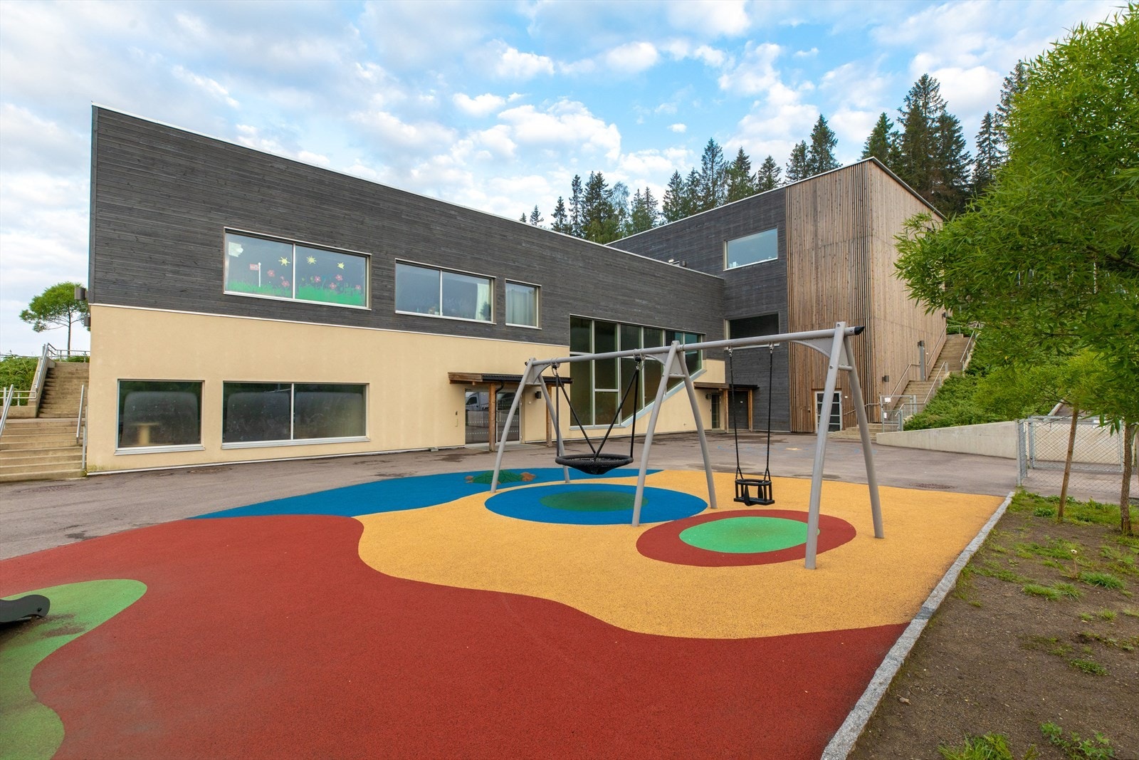 Fjellboveien barnehage er en avdelingsbarnehage etablert i 2015. Barnehagen ligger idyllisk til, rett ved marka på Vardefjellet. Ca. 500 meter fra boligen! Galleribilde