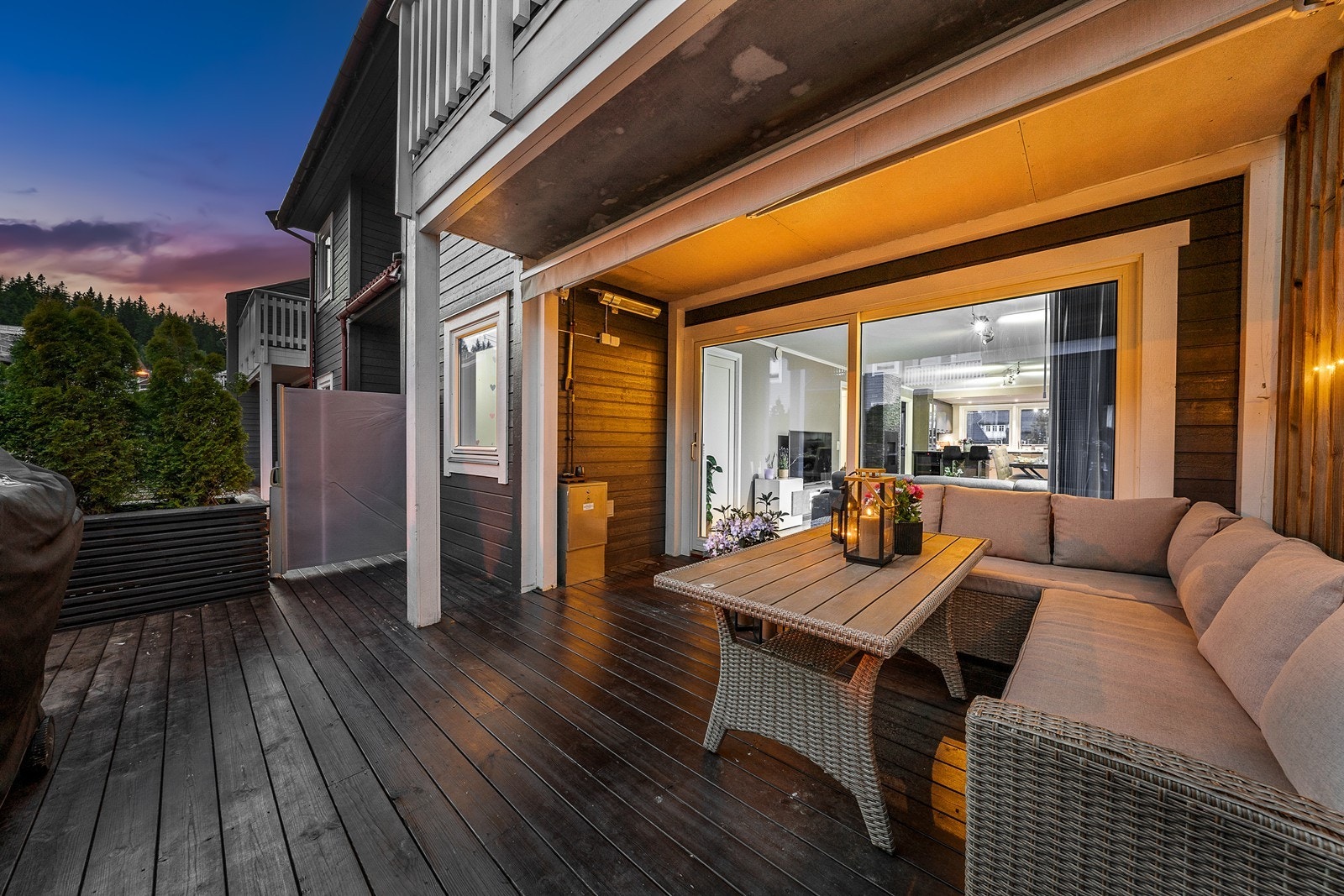 Terrassen har tremmegulv, levegg, uttrekkbar sidemarkise for skjerming, og langs øvrige sider er det blomsterkasser, beplantet med tujaer for begrenset innsyn! Galleribilde