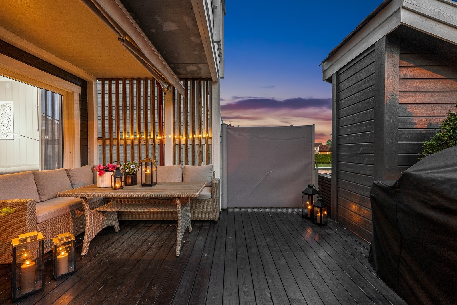 Det er montert elektrisk markise, elektrisk stråleovn og strømuttak noe som gjør uteplassen til en yndet oppholdssted på både dag og kveldstid! Galleribilde