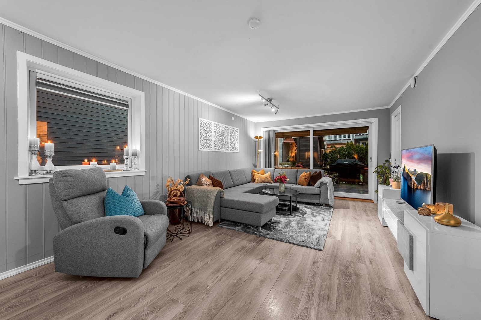 Den åpne og gode romløsningen gjør det enkelt å møblere med sofaløsning, mediemøblement samt spisebord! Galleribilde