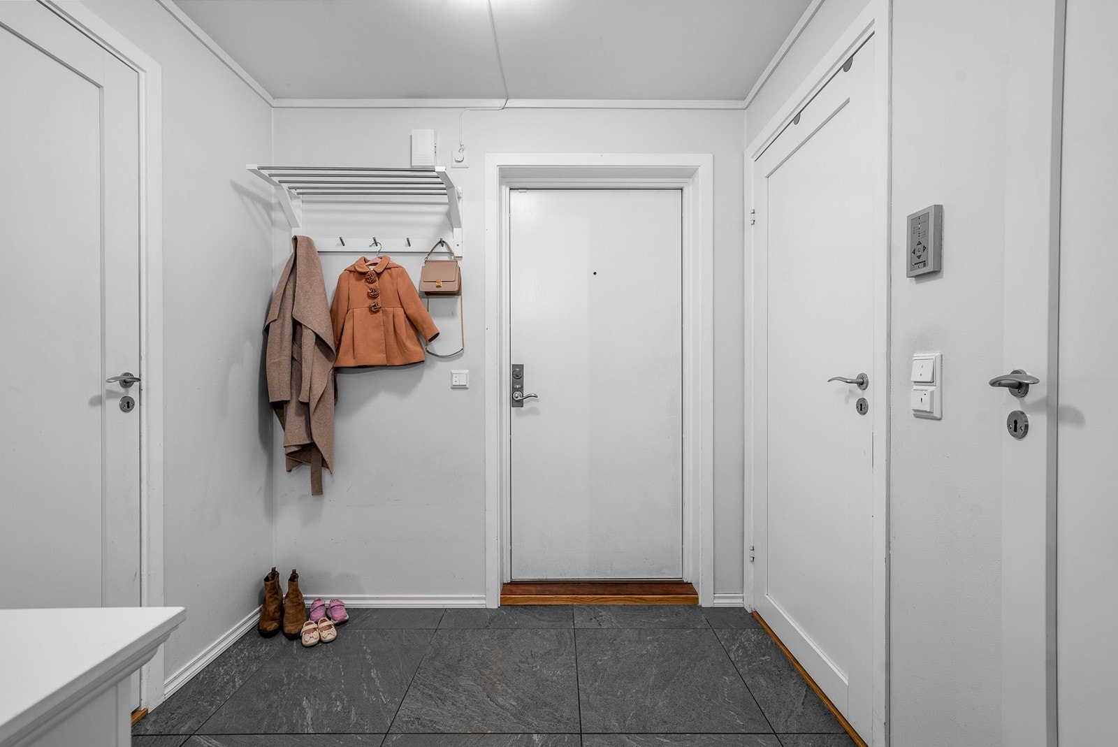 Her er det åpen løsning til oppbevaring av yttertøy og sko. Fra rommet er det tilgang til en hendig bod for ekstra oppbevaring, og boden kan fint innredes som walk-in garderobe etter ønske. Galleribilde