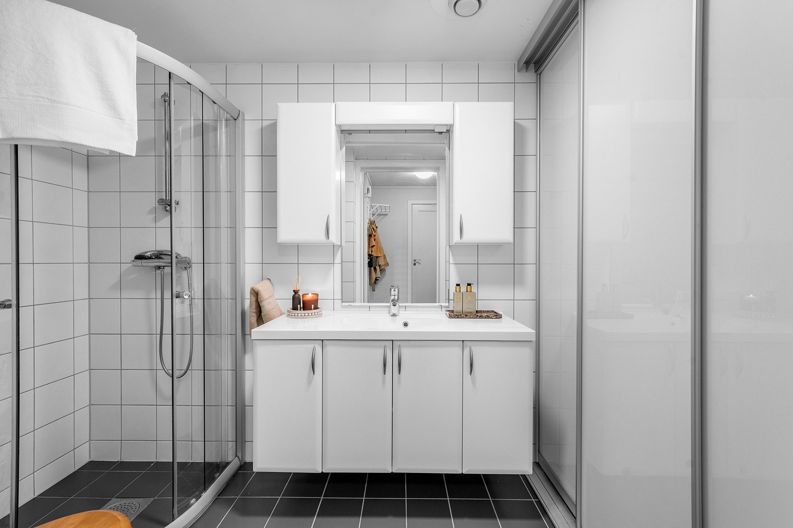 Innredning består av servantskap med nedfelt heldekkende servant, underskap, 1-greps blandebatteri, speil med belysning over og 2 veggskap. Dusjhjørne med skyvedører i glass og vegghengt toalett! Galleribilde