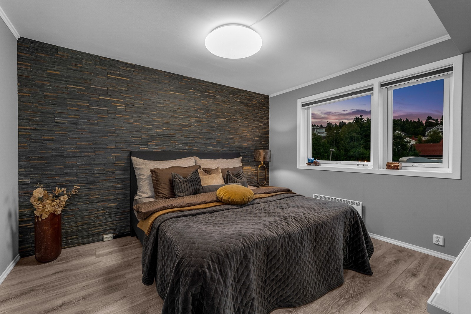 Stort og behagelig soverom med god plass til dobbeltseng, tilhørende møblement samt garderobeløsning! Galleribilde