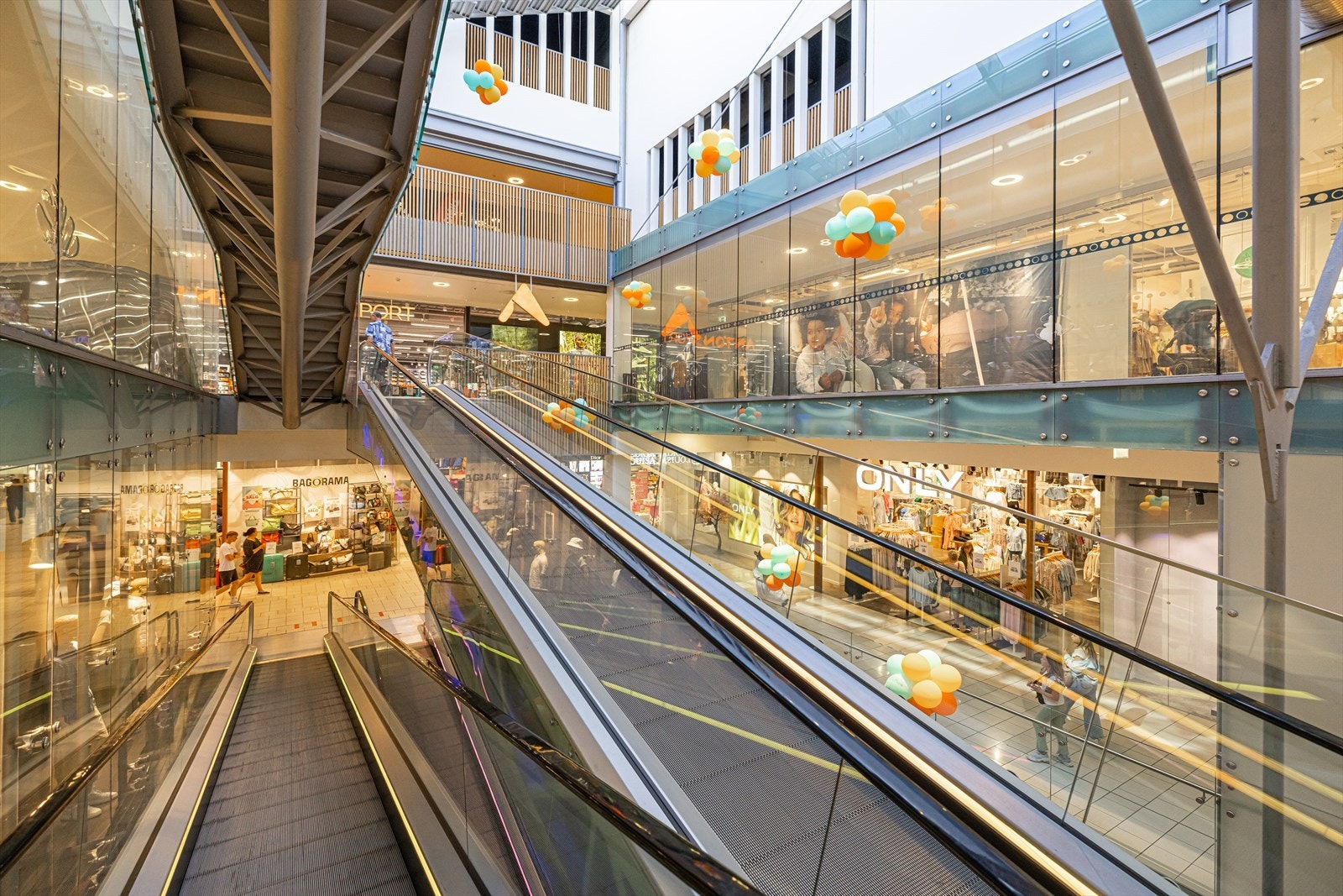 Jessheim Storsenter er et kjøpesenter i Jessheim sentrum som er Øvre Romerikes største! Galleribilde