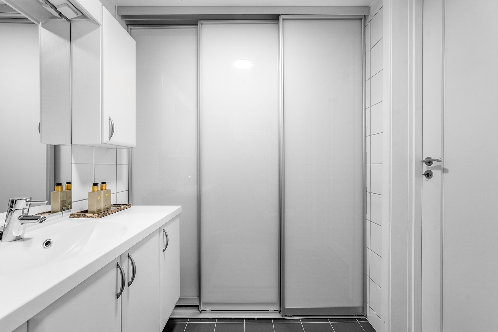 Bak skyvedører er det utslagsvask, opplegg for vaskemaskin/tørketrommel, teknisk skap for
vann, ventilasjonsaggregat og varmtvannsbereder! Galleribilde