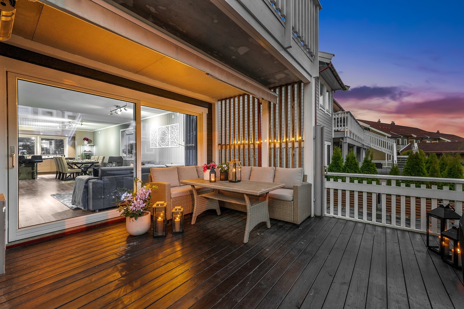 Fra stuen er det utgang til en romslig, delvis overbygd terrasse mot sydvest og videre adkomst til fellesarealer! Galleribilde