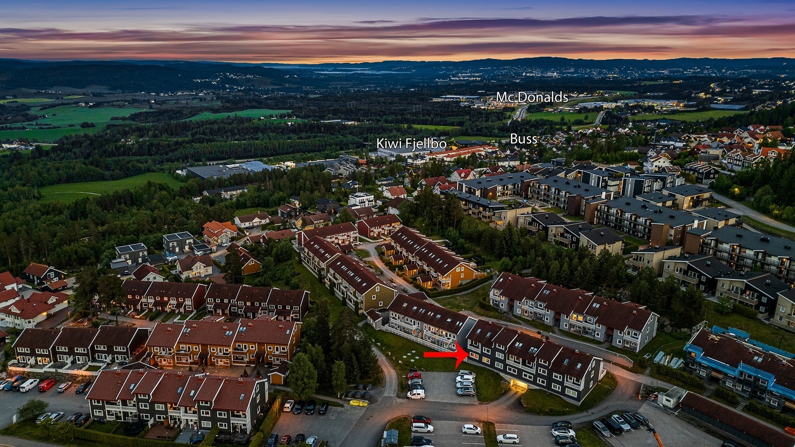 Eiendommen ligger i et populært, skjermet og familievennlig boligområde på Vardefjellet i Lillestrøm kommune, midt mellom Oslo og Gardermoen! Galleribilde