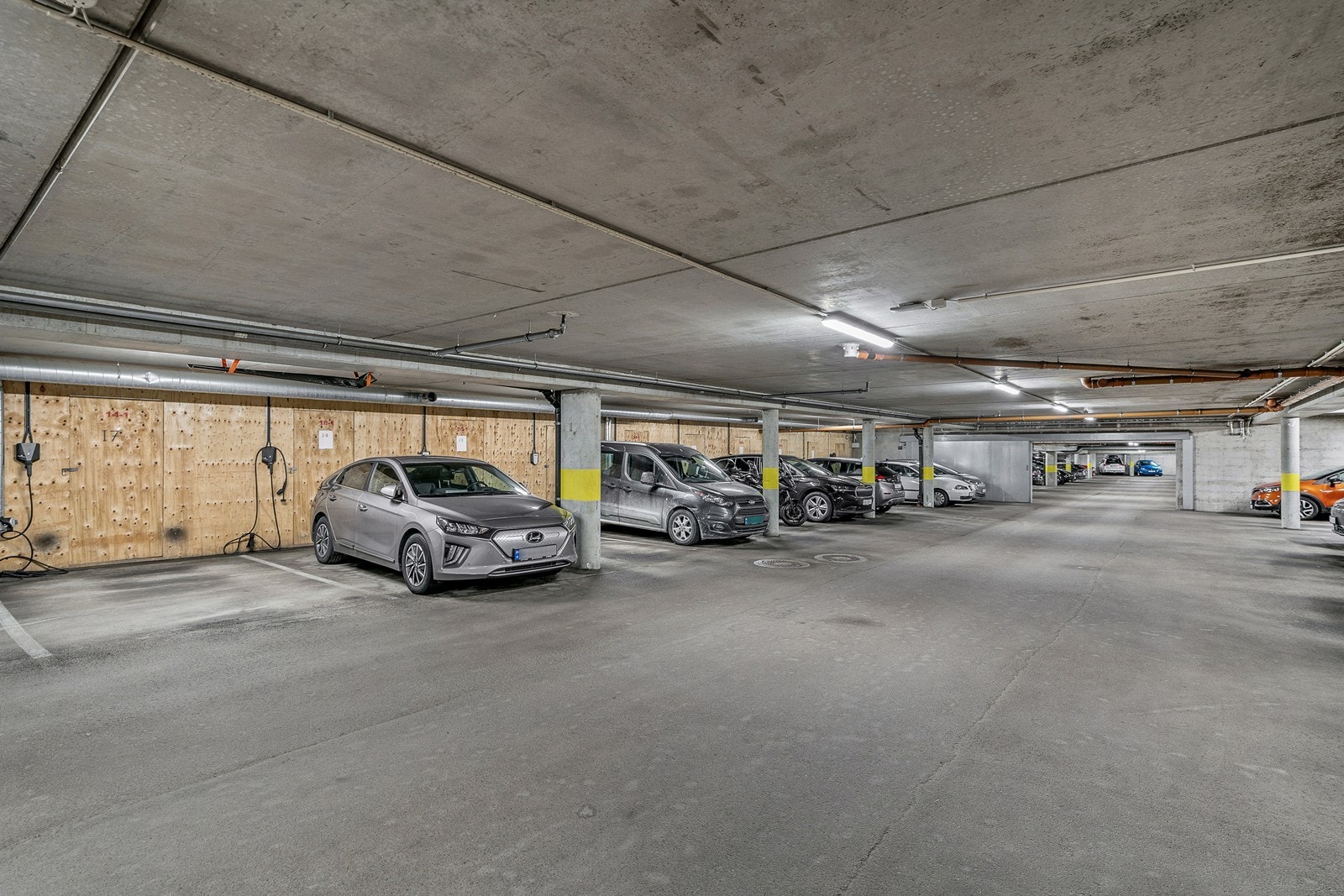 Boligen disponerer en fast parkeringsplass nr. 14-1 med elbillader i felles garasjekjeller, og en kjellerbod! Galleribilde
