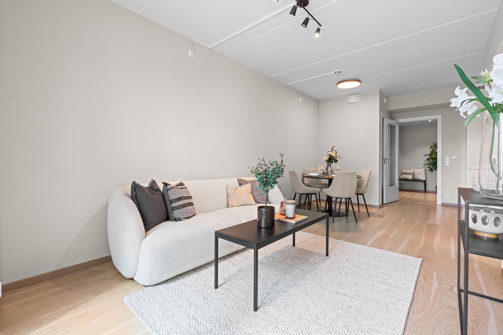 God plass til å møblere med spisebord og sofagruppe i stuen Galleribilde