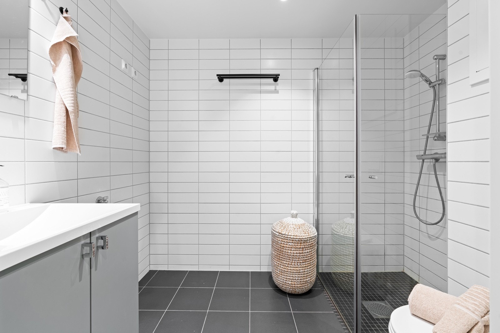 Hybel: Baderom med opplegg for vaskemaskin Galleribilde