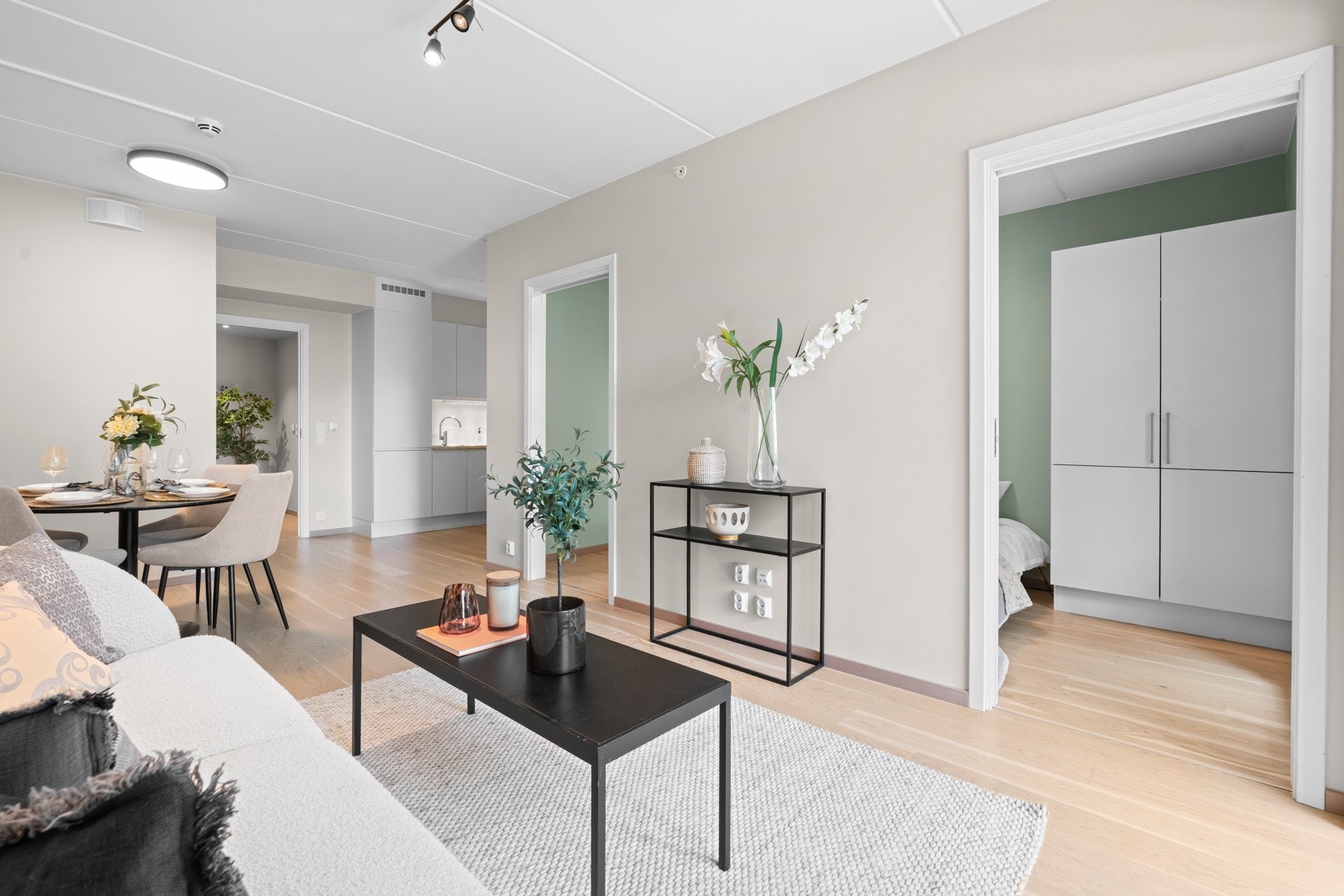 Leiligheten er malt i lyse og moderne farger Galleribilde