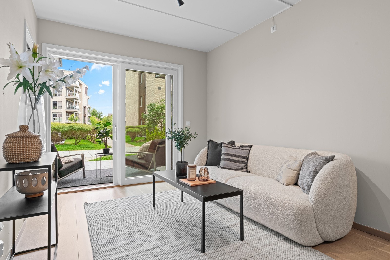 Utgang til markterrasse fra stuen Galleribilde