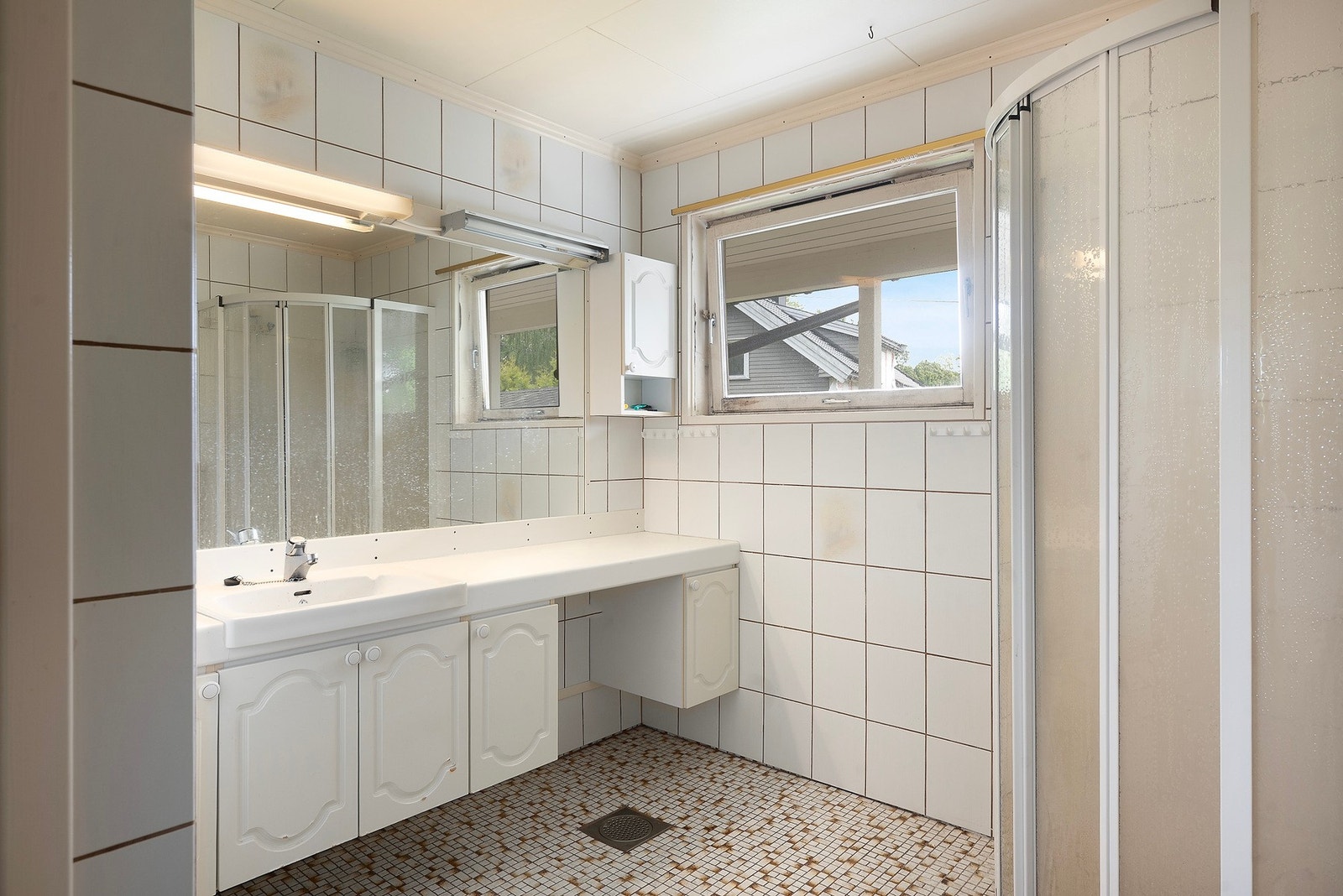 Det er et stor bad i første etasje samt et eget gjeste wc ute i gangen. Galleribilde