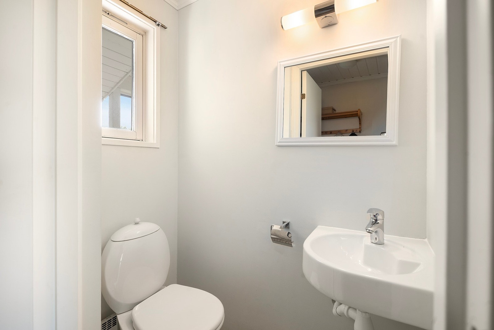 Wc ute i gangen til gjestene Galleribilde