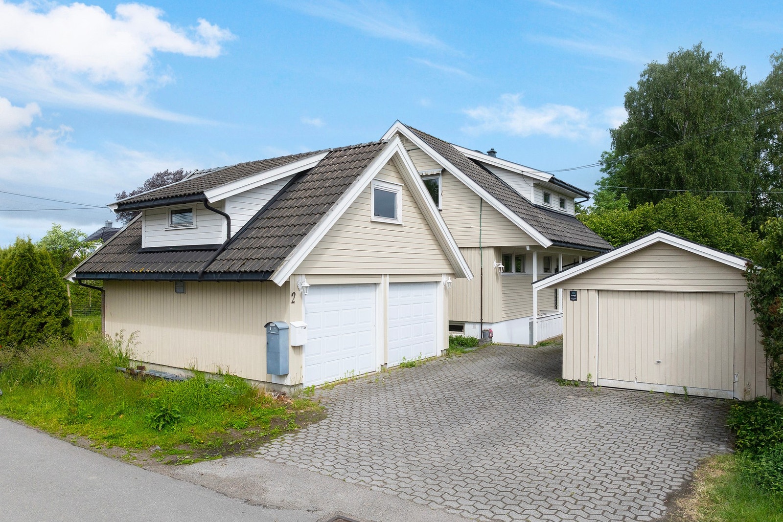 Her er det en stor dobbelgarasje med hems. Galleribilde