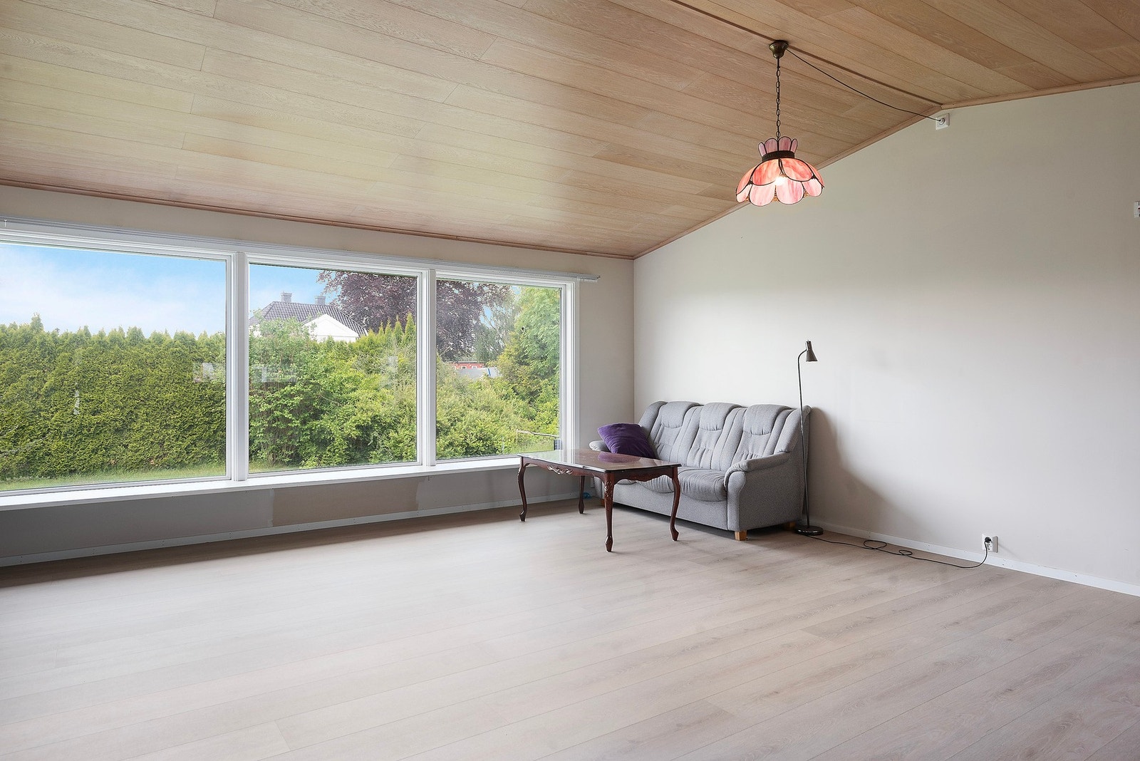 Store vinduer mot vest som er utsyrt med screens/solskjerming. Galleribilde