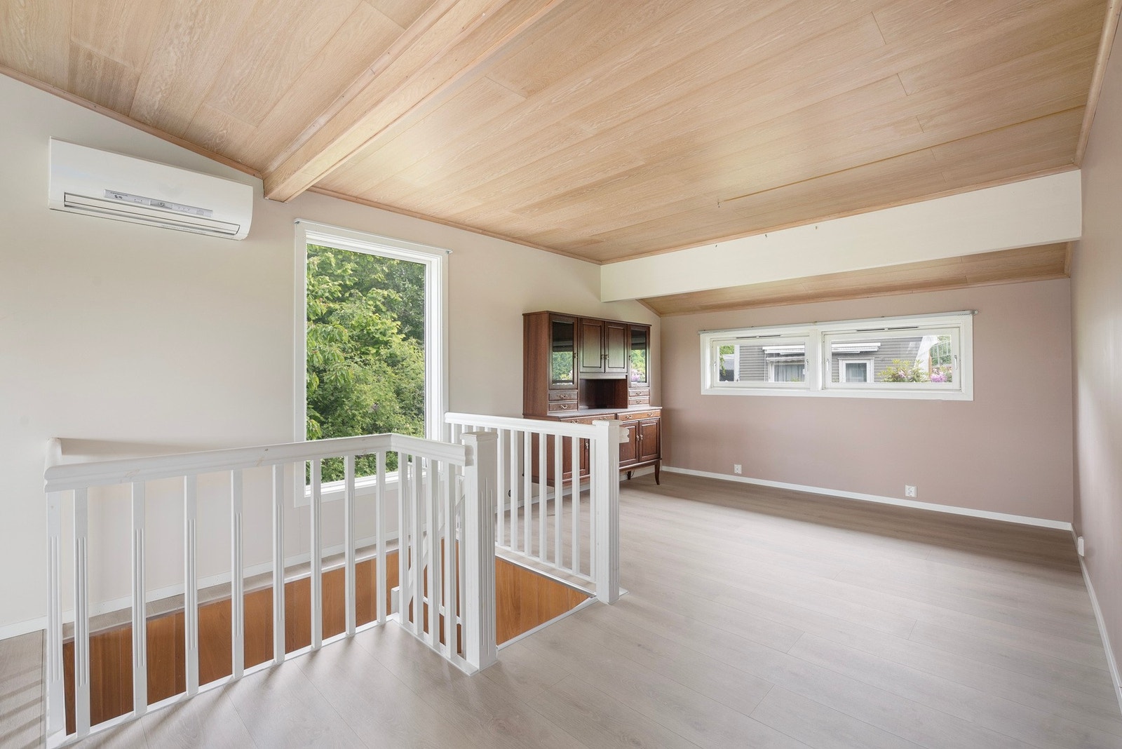 Stuen er romslig. Nedgang til kjelleren Galleribilde