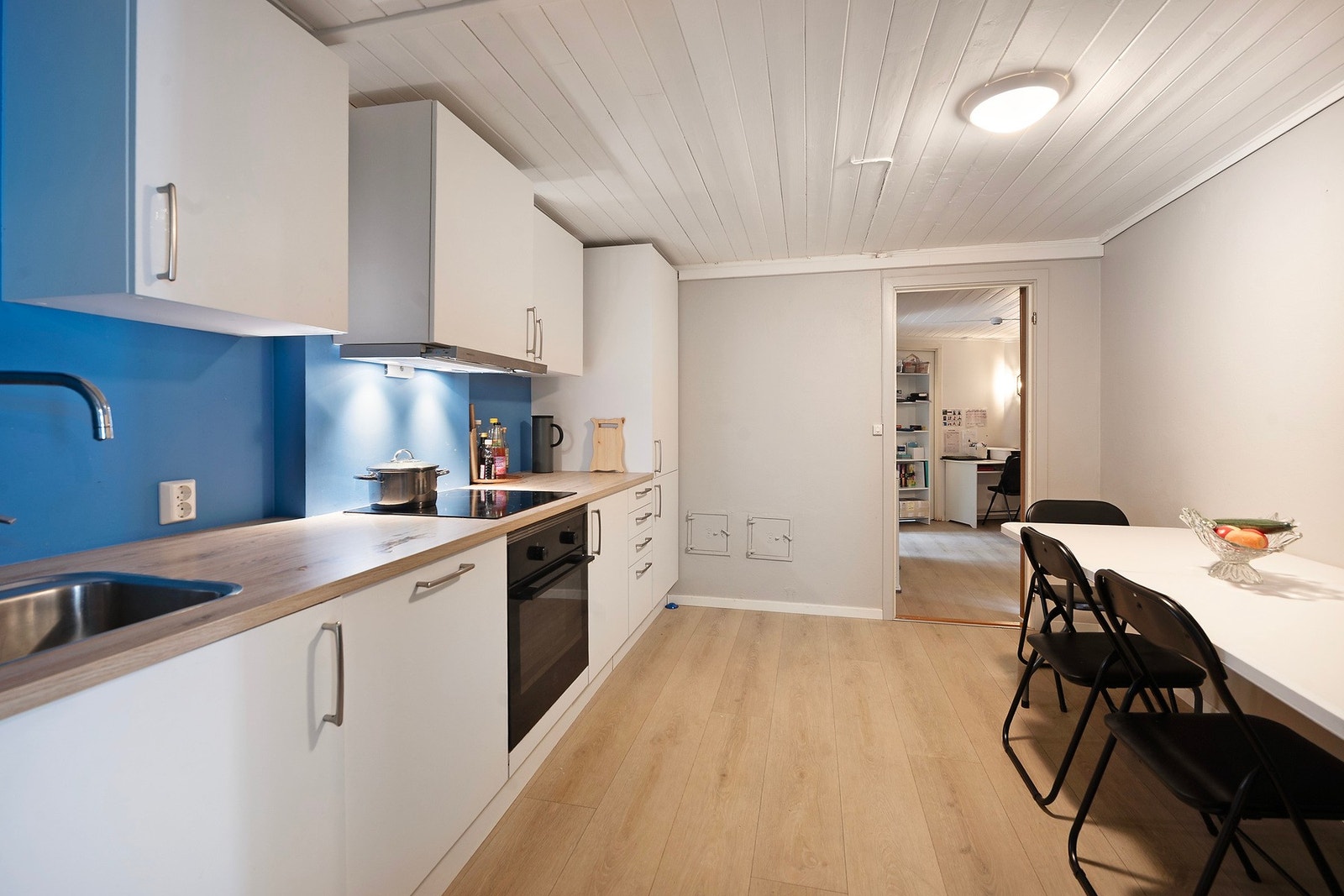 Her er det satt inn et kjøkken - rommet er ikke bruksendret og ikke godkjent for varig opphold. Galleribilde