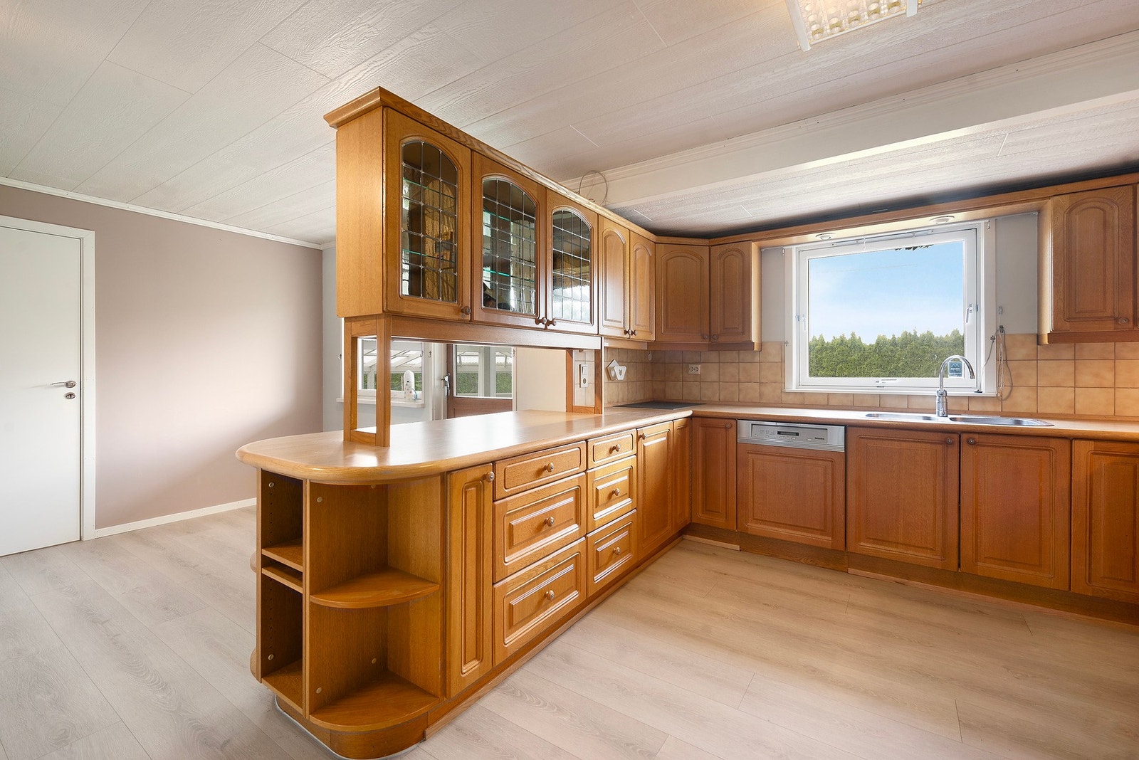 Flott og romslig kjøkken Galleribilde