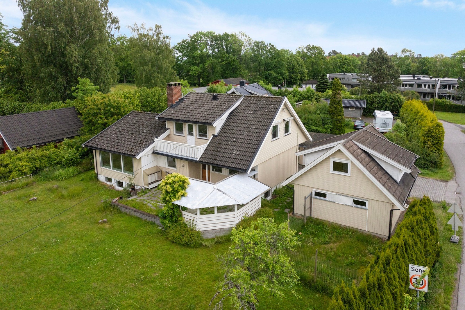 EIE eiendomsmegling v/Robert Hoff ønsker velkommen til denne romslige boligen i Lysakerveien 2 Galleribilde