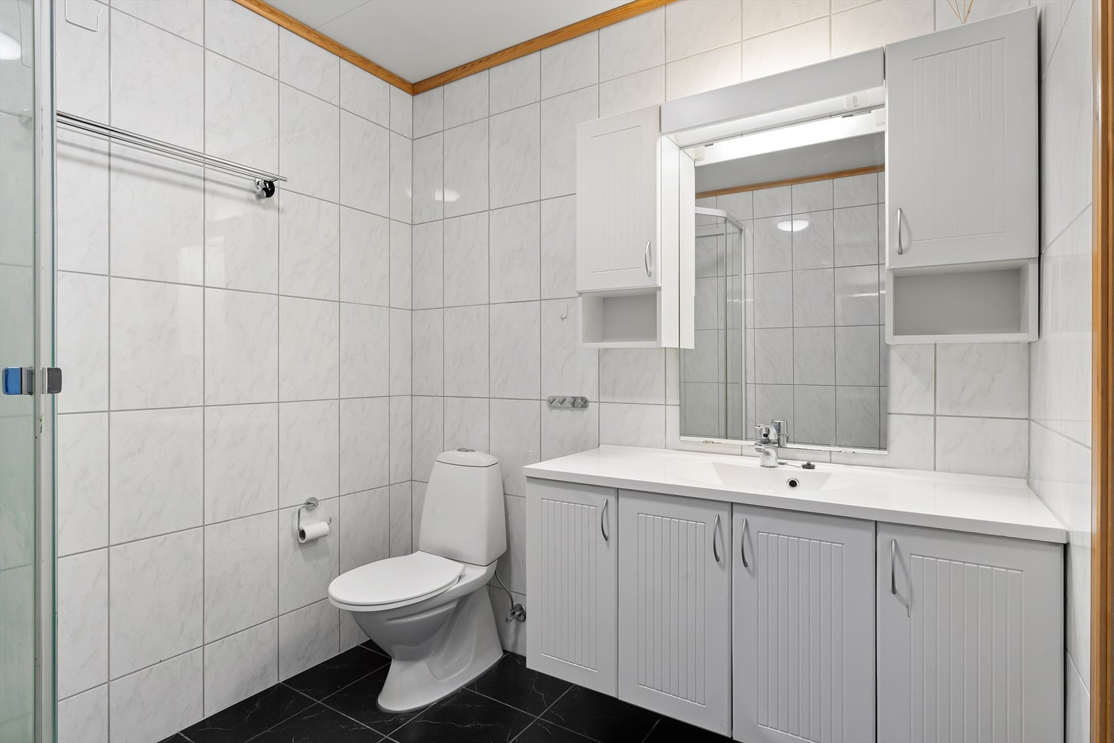 Bad med flislagt gulv og vegger Galleribilde