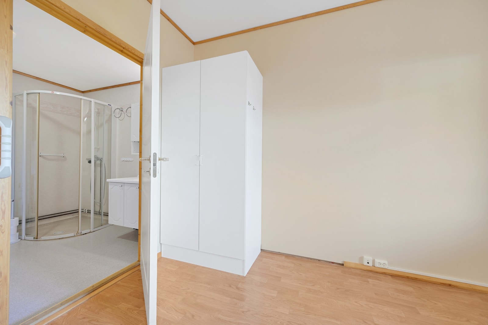 Praktisk løsning med direkte adkomst til badet fra soverommet Galleribilde