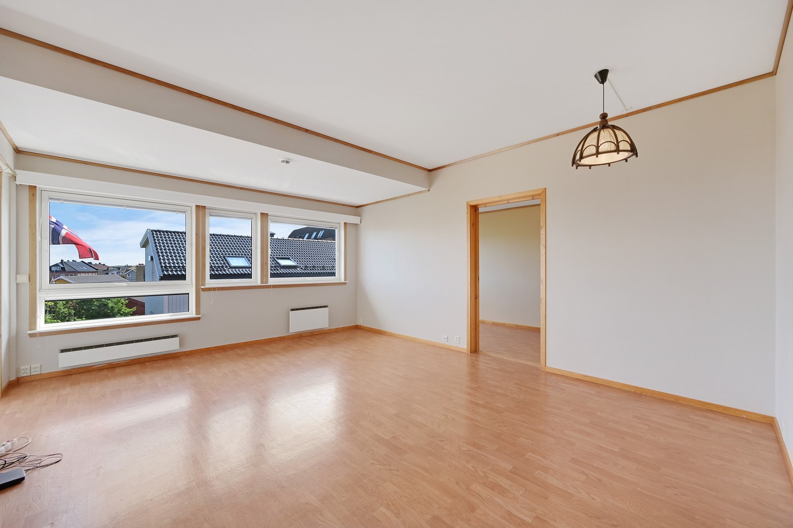 Stua har nymalte vegger og god plass for både spisestue og sofa Galleribilde