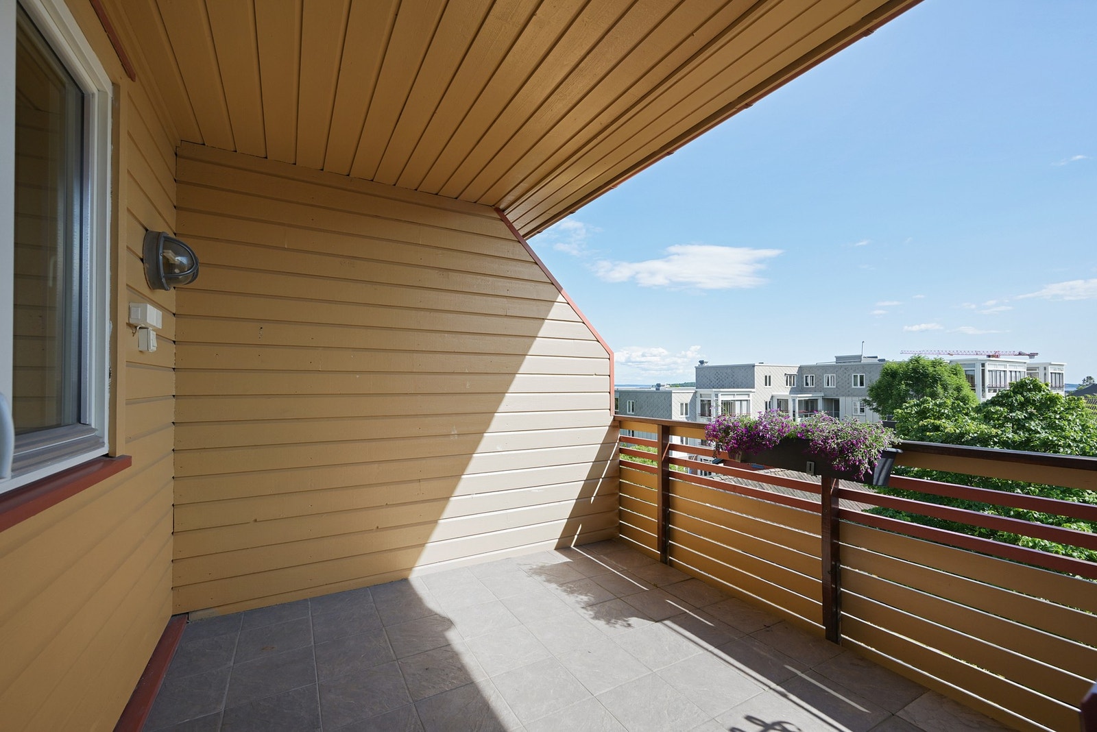 Romslig og overbygget balkong med gode solforhold Galleribilde