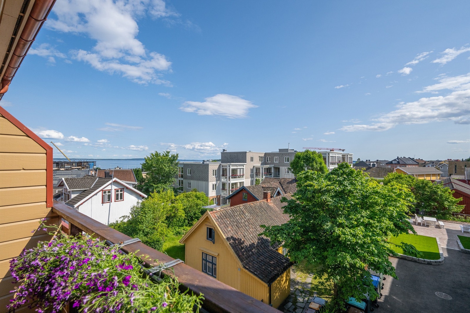 Dette balkongbildet er tatt en vakker juinidag i 2025 Galleribilde