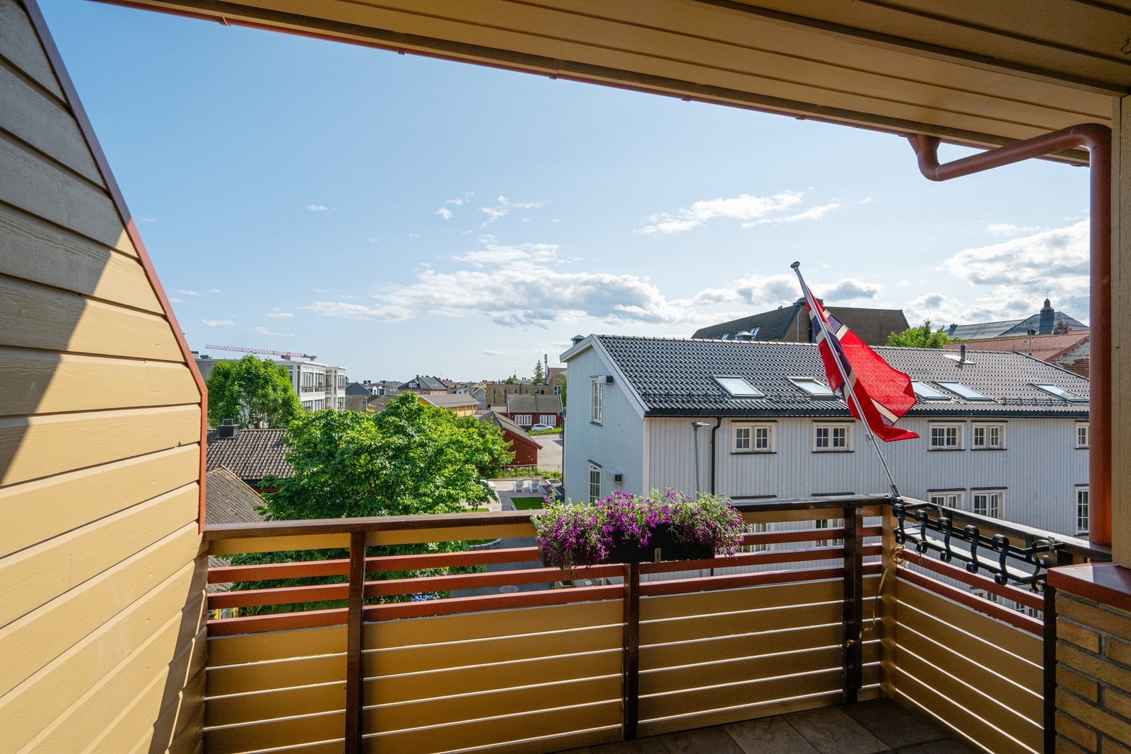 Solrik og overbygget balkong Galleribilde