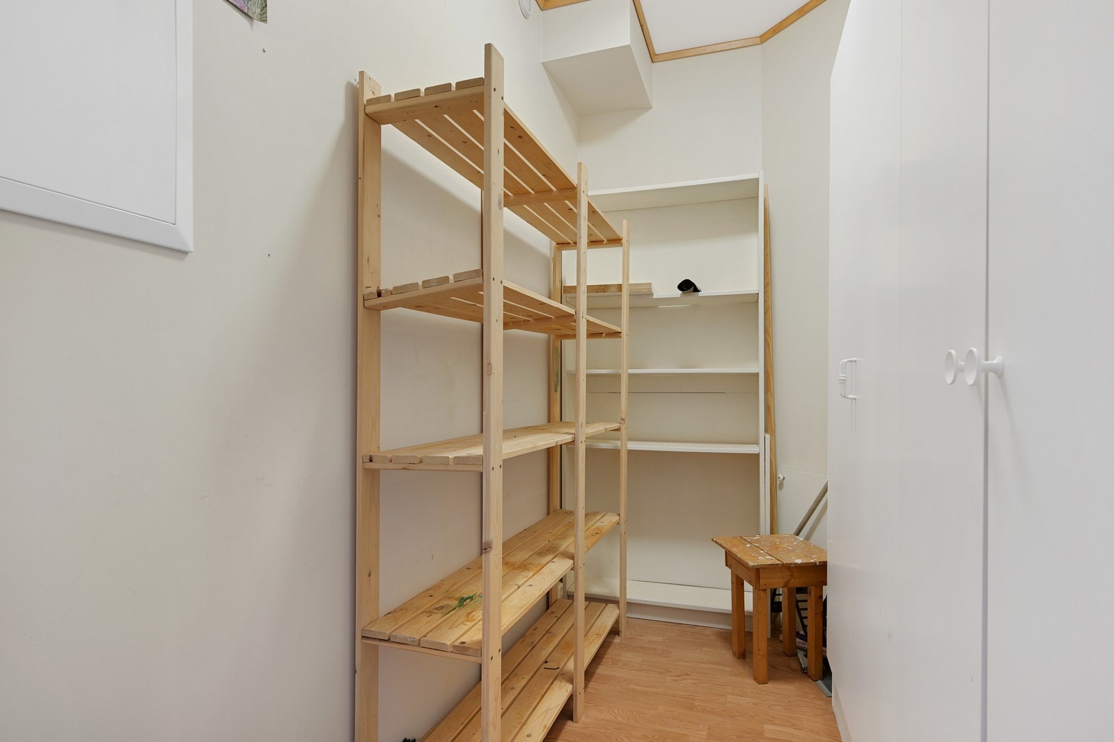 Det er garderobeskap i entreen og dør til en praktisk bod med hyller og skap. Det er i tillegg bod i kjelleren. Galleribilde