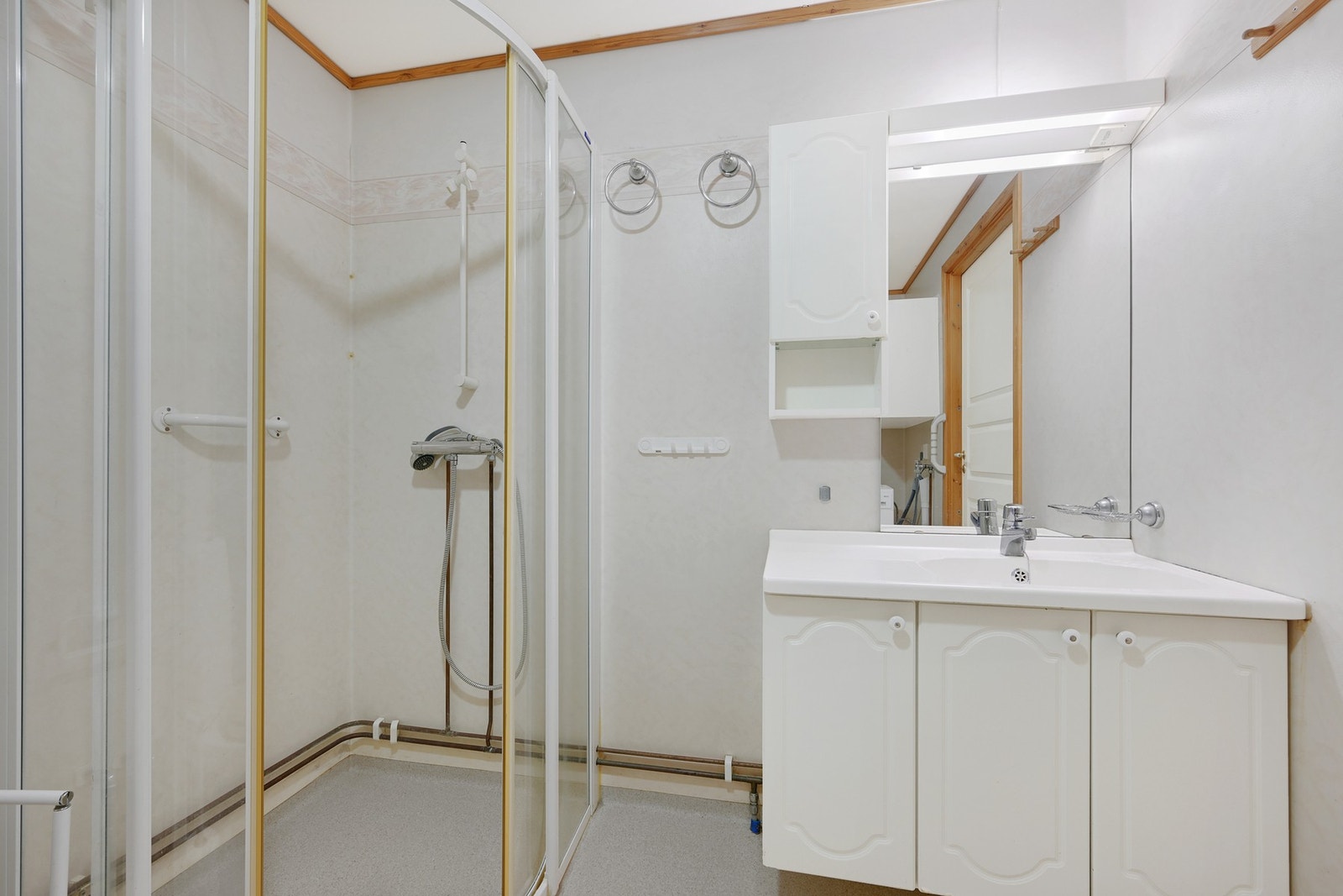 Badet har gulvbelegg og vinyltapet Galleribilde