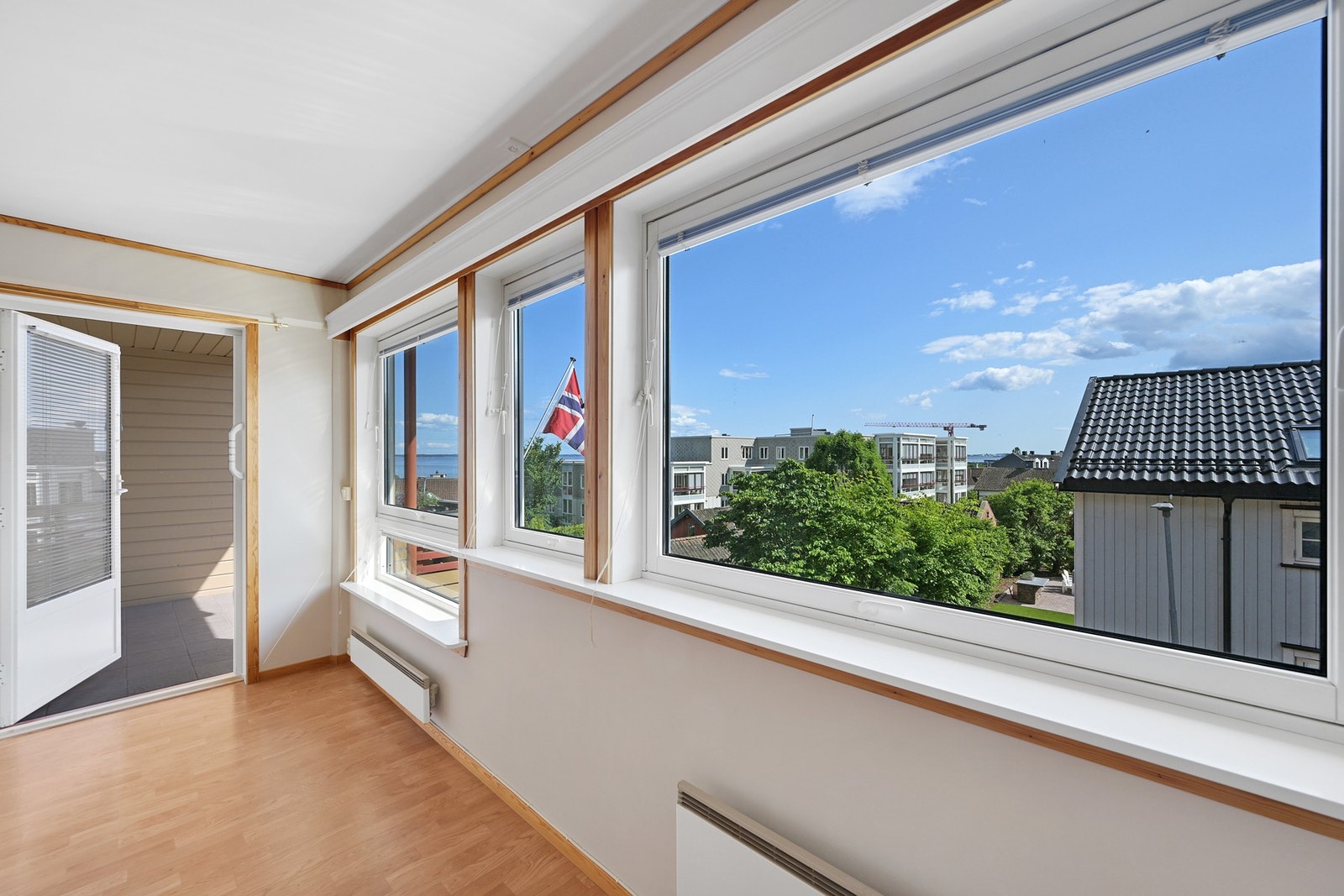Fra stua er det utgang til en romslig balkong Galleribilde