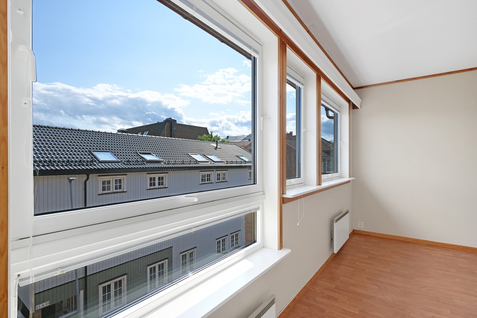 Det er store vindusflater i stua Galleribilde