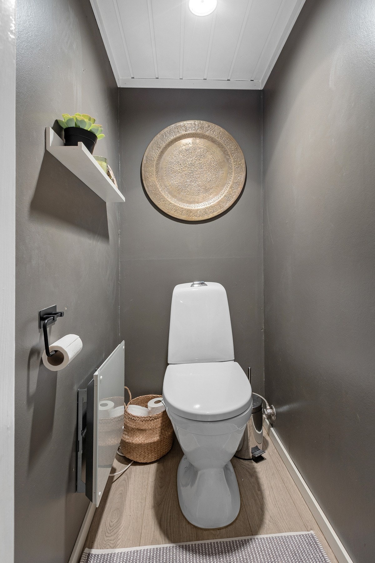 Et praktisk toalettrom finner man også i kjelleretasjen. Galleribilde